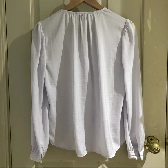 ❌SOLD Banana Republic V-Neck Button Up Blouse - Picture 4 of 8